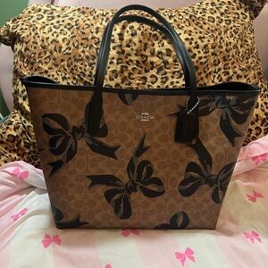 Coach City Tote Bag In Signature Canvas With Bow Print Brown J2478-CY652